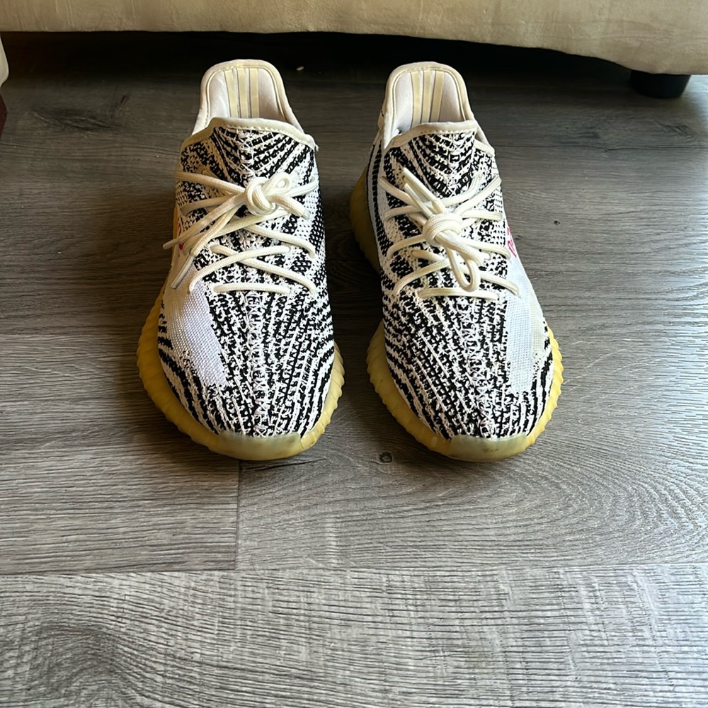 (Sold )Yeezy boost 350 v2 men shoes used in a good condition original